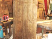La porta antica rustica dopo l'allungamento e l'allargamento
