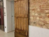 La porta antica fatta a mano montata come scorrevole