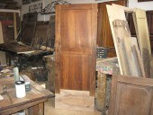 La porta antica in noce allungata