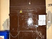 Il portone antico modenese prima del restauro, nella vista interna