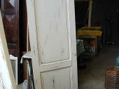 La porta trasformata in shabby chic naturale.