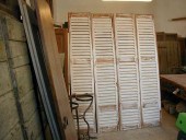 Ante armadio persiana shabby chic; le due coppie di persiane trasformate in shabby naturale