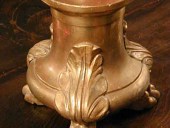 Coppia di candelieri dorati a foglia d'oro.