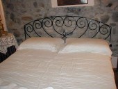 Antico sopraluce di portone diventa testiera di letto