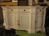 La vecchia credenza in stile classico riusata laccata