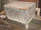 Cassa antica per legna prima del restauro