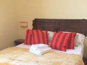 Da porta antica legno a vista a testiera da letto