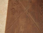 Dettaglio dell'intaglio realizzato a mano.