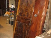 Altra vista della porta rustica fatta a mano