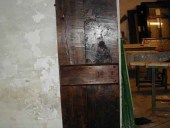 Porta vecchia di stalla; piccola porta vecchia rustica restaurata fatta a mano.