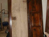Vecchie porte di stalla; porta vecchia fatta a mano prima del restauro.