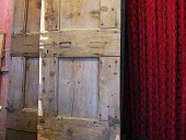 Una delle 2 porte antiche durante il restauro
