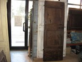 Una porta vecchia che rompe gli schemi di un interno