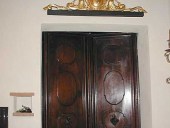 Portone antico esterno collocato all'interno di una abitazione.