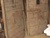 10) Antiche porte di cella di una prigione