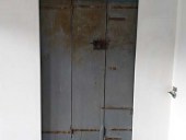 11) Altra vista del portone antico esterno montato in un interno contemporaneo
