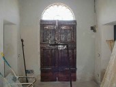 Il portone antico dopo il restauro nella vista interna