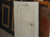Il piccolo stipo antico prima del restauro.