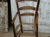 Una vecchia sedia- poltrona prima del restauro e della trasformazione in shabby