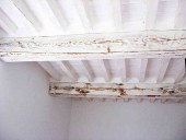 Soffitti in legno shabbi immagini; travi  bianche in shabby chic naturale