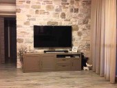 Il mobile moderno del soggiorno prima dello shabby