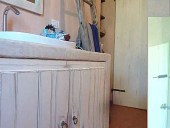 Le due antine Shabby complete di contorno collocate ed ambientate nel bagno.