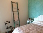 Scala in shabby chic naturale collocata in un interior design