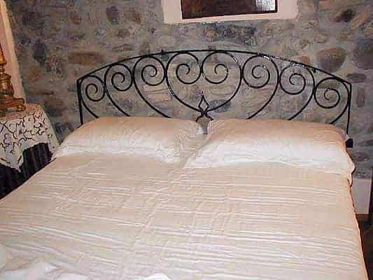 Riuso di sopraluce antico come testata del letto