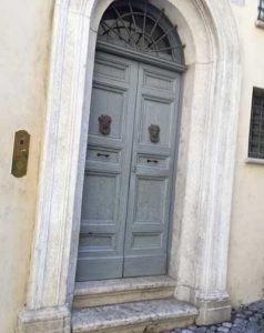 portone antico trasformato in moderno