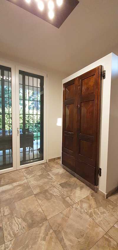 Portone antico classico in interno moderno