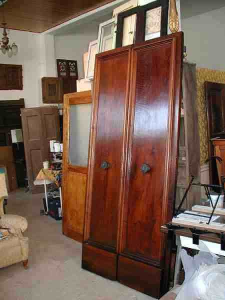 Portone antico in noce